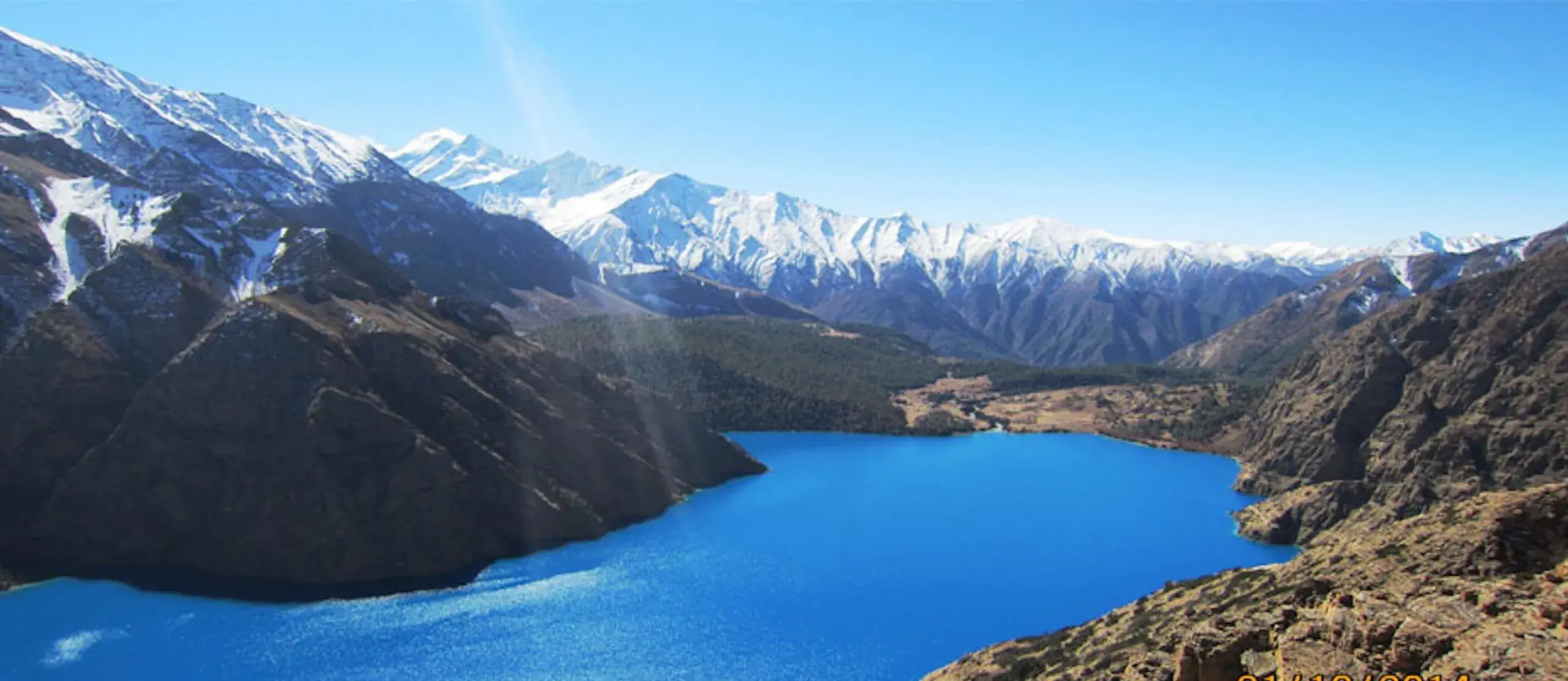 Scenic view of Lar Tsa with surrounding landscape